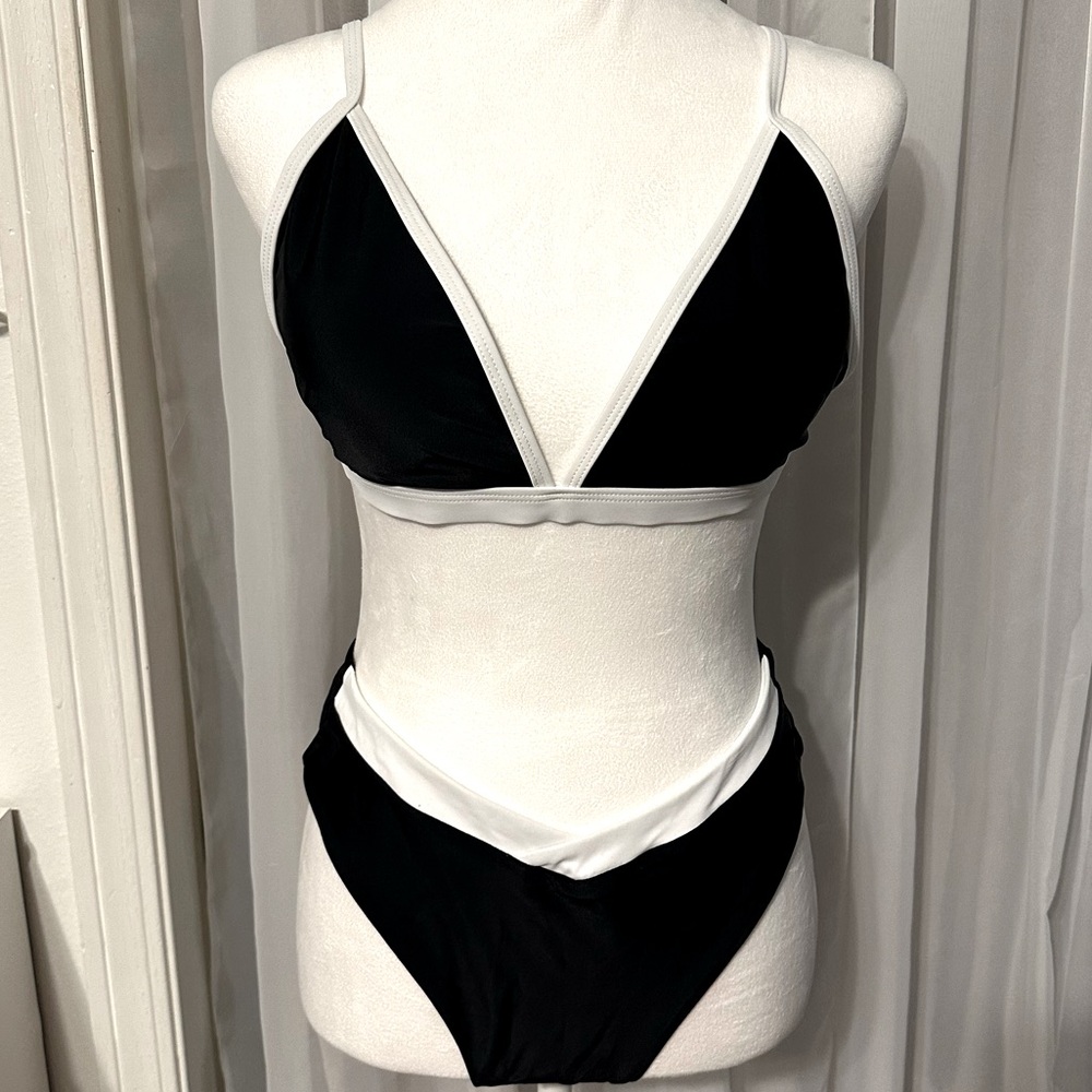 NWOT Black and White V cut bikini size L